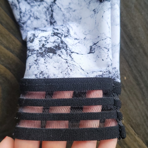 Onzie marble yoga pants - Picture 2 of 3